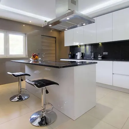 Luxury With Pool Steps From Marina & Old Tow Villa