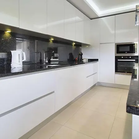 Villa Luxury With Pool Steps From Marina & Old Tow Albufeira